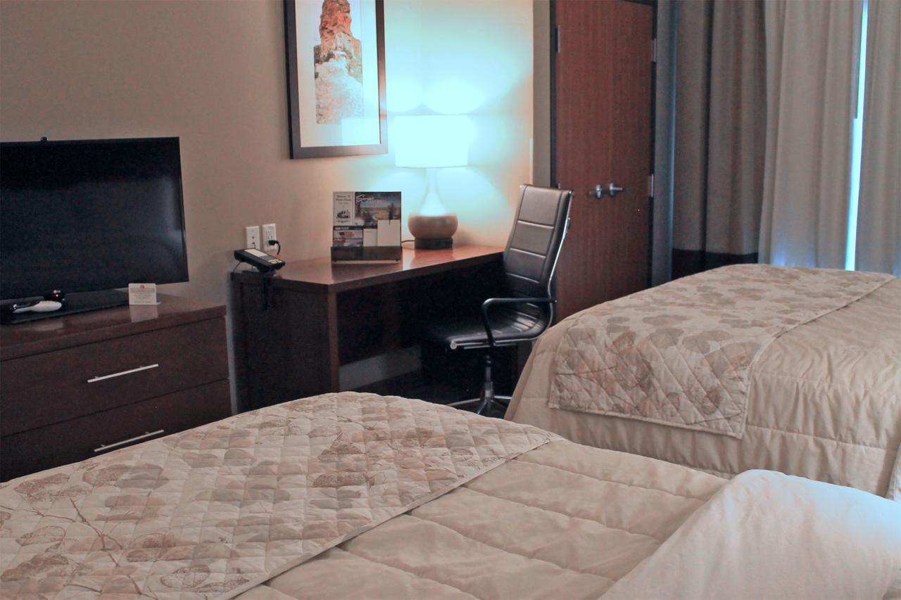 Heartland Inn And Suites Wheatland ภายนอก รูปภาพ